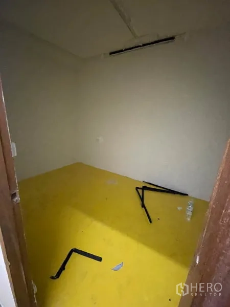 店屋 出租在Ratchathewi, Bangkok - 小型储物间，亮黄色地面，位于店屋内部。