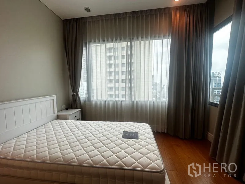 คอนโด ให้เช่าในKhlong Toei, Bangkok - ห้องนอนมุมห้องเตียงควีน หน้าต่างใหญ่สองด้านพร้อมวิวเมือง