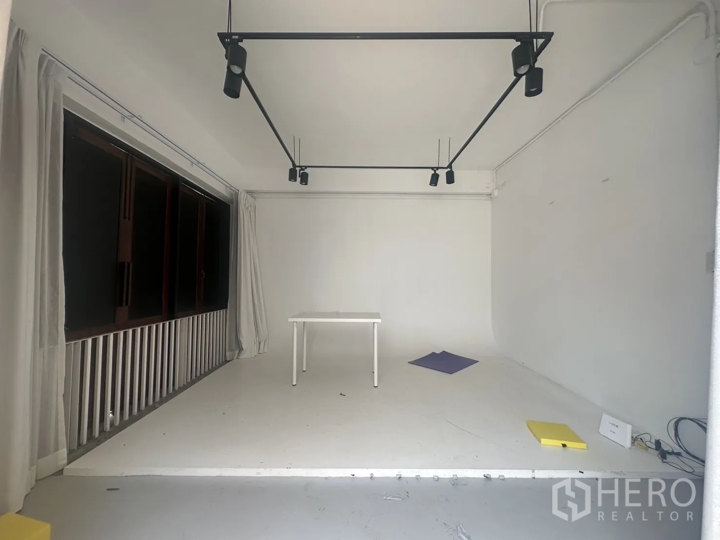 สำนักงานที่บ้าน ให้เช่าในPathum Wan, Bangkok - สตูดิโอพร้อมรางไฟเพดาน เหมาะถ่ายภาพ เวิร์กชอป หรือประชุม