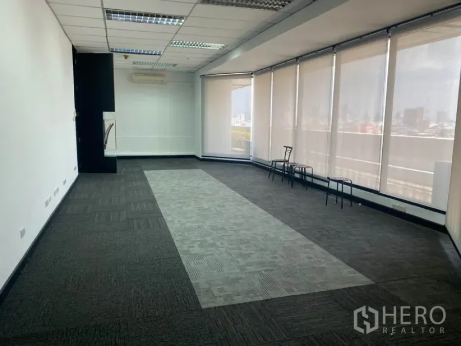 办公空间 出租在Din Daeng, Bangkok - 开放式办公区，地毯方块，落地窗配卷帘，曼谷天际线景观。