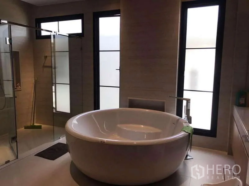 Detached House for rent in Bang Phli, Samut Prakan - Luxury master bathroom with round soaking tub, frosted windows and shower