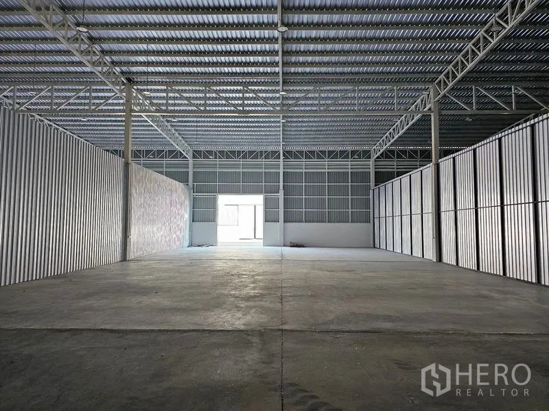 货栈 出租在Khlong Toei, Bangkok - 开阔仓库分隔区，金属围护，中央开口通往相邻单元。