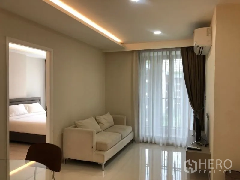 公寓 出售在Khlong Toei, Bangkok - 从入户处看开放式厨房、起居室与阳台，天花筒灯照明