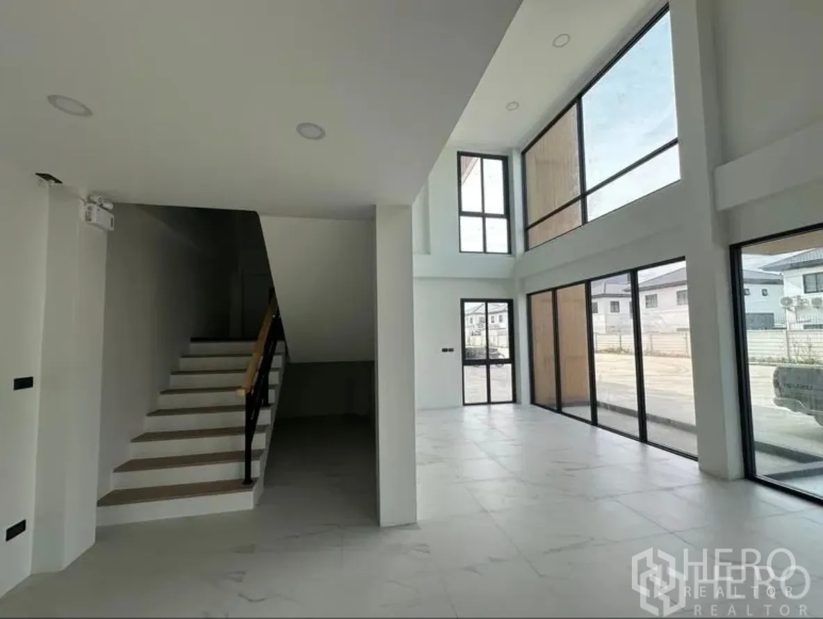 โกดัง for sale in Lam Luk Ka, Pathum Thani - ออฟฟิศชั้นล่างข้างบันได พร้อมผนังกระจกสูงมองเห็นทางเข้า‑ออก