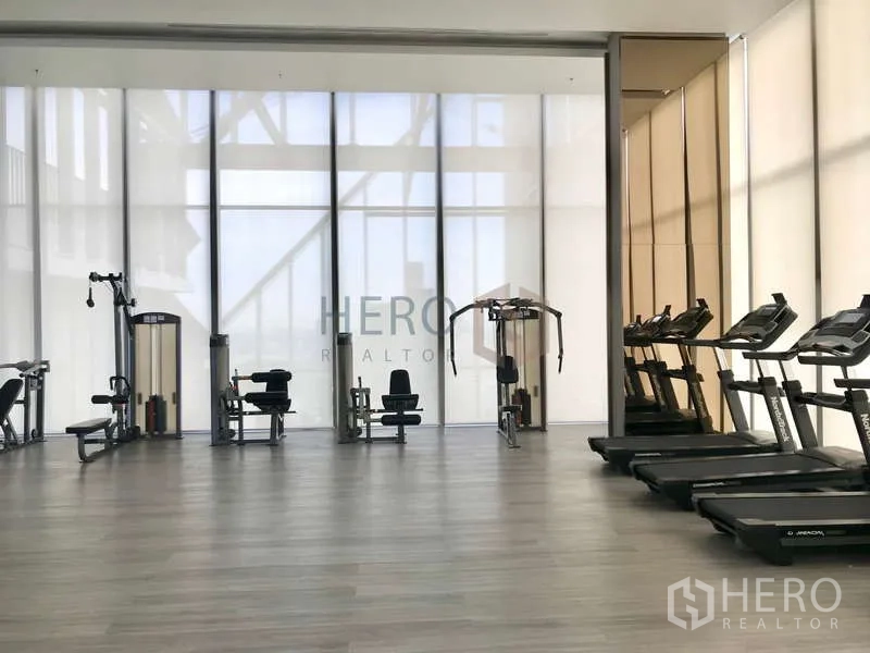 คอนโด ให้เช่า - ยิมสว่าง โปร่ง มีลู่วิ่งและเครื่องเวทข้างหน้าต่างบานสูง