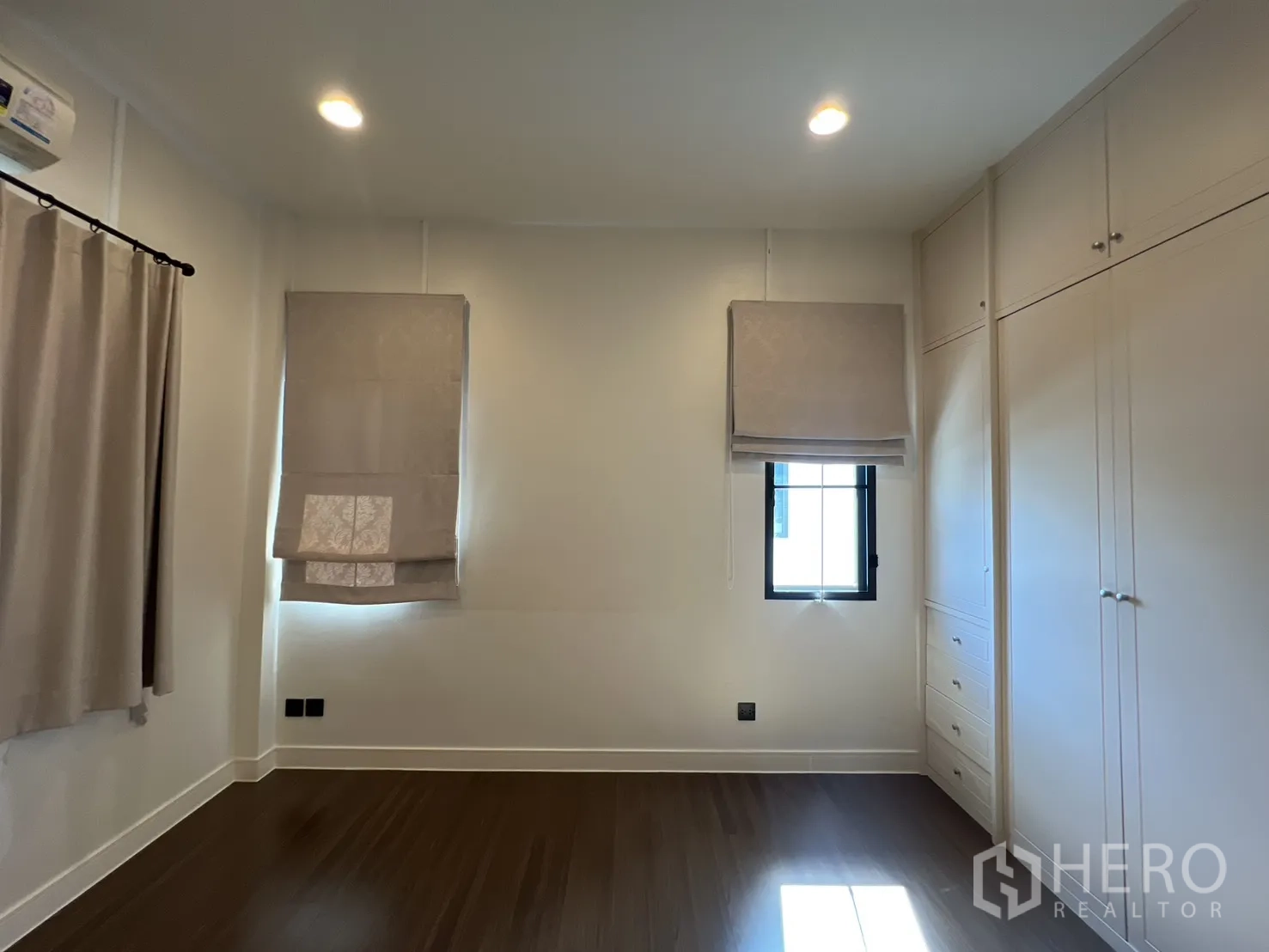 独立式住宅 出售在Bang Kapi, Bangkok - 卧室带嵌入衣柜与两扇窗。