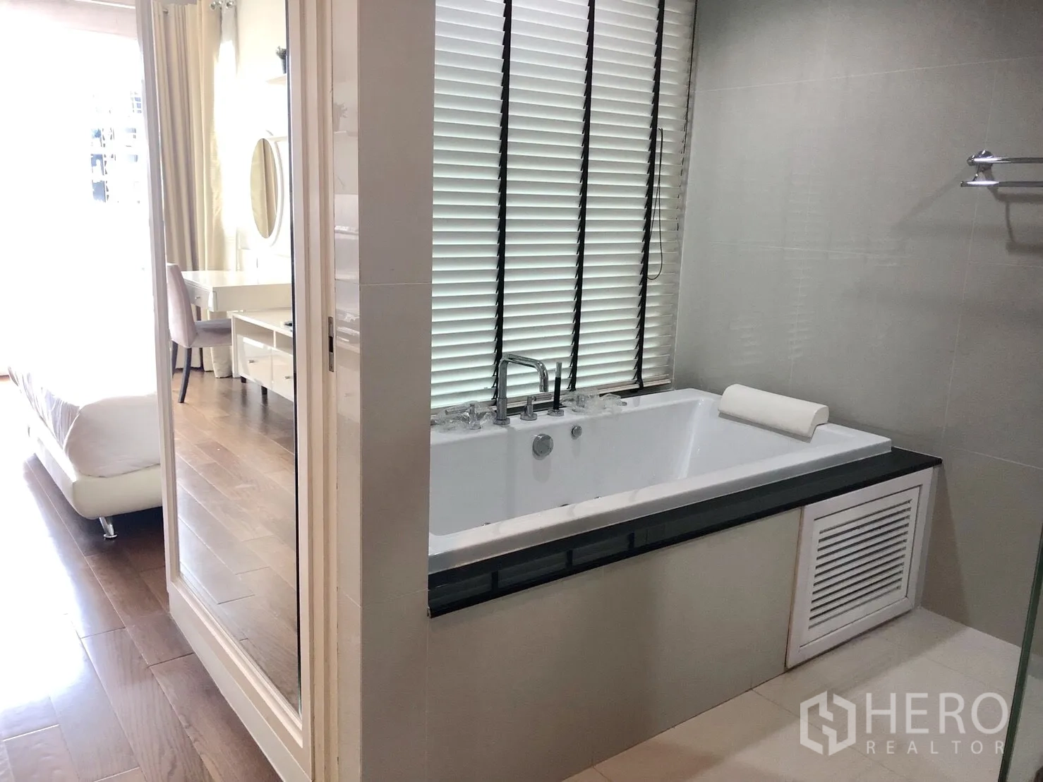 公寓 出租在Pathum Wan, Bangkok - 现代浴室，靠窗深浸浴缸与百叶窗，与卧室相连。
