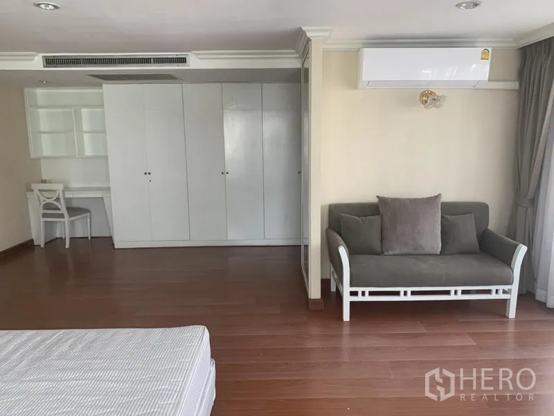 คอนโด ให้เช่าในWatthana, Bangkok - ห้องนอนหลักมีตู้บิลต์อิน โต๊ะทำงาน โซฟาขนาดเล็ก และเครื่องปรับอากาศ