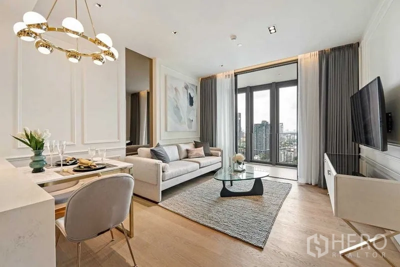 公寓 出租或出售在Khlong Toei, Bangkok - 优雅起居与餐区，沙发、地毯及通向观景阳台的落地门。