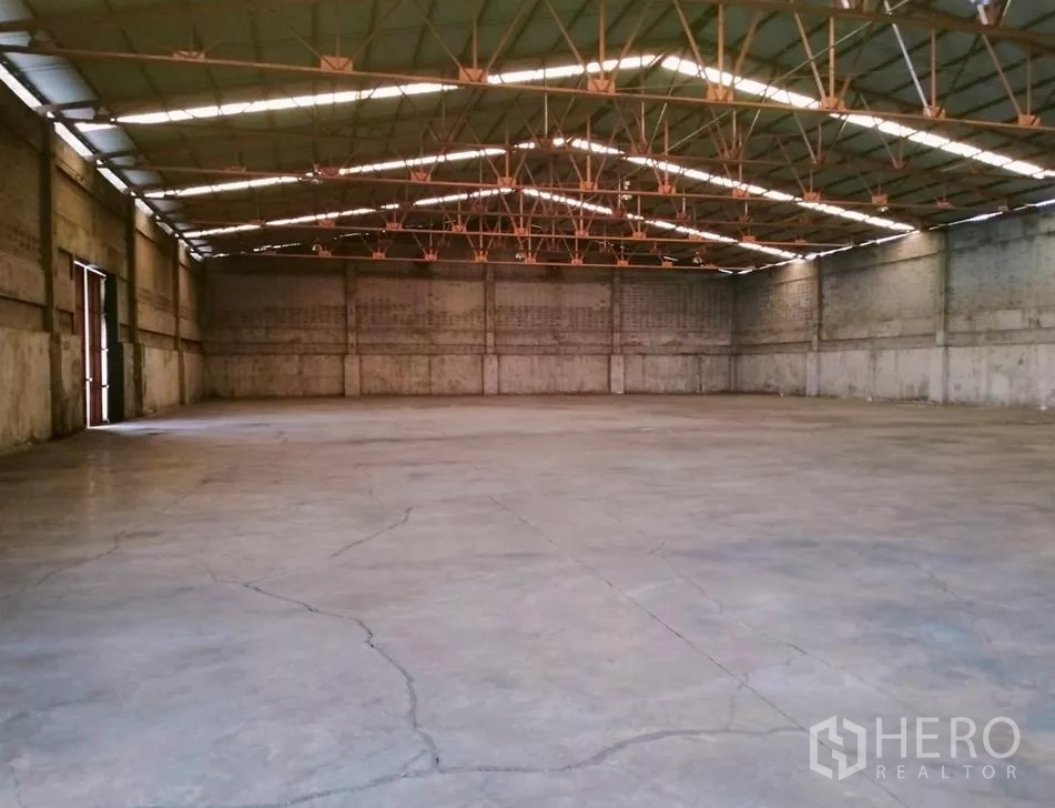 工厂 出租在Samut Prakan - 工厂内部空间开阔，钢结构高屋顶与坚固混凝土地面，适合生产或仓储，位于北榄府。