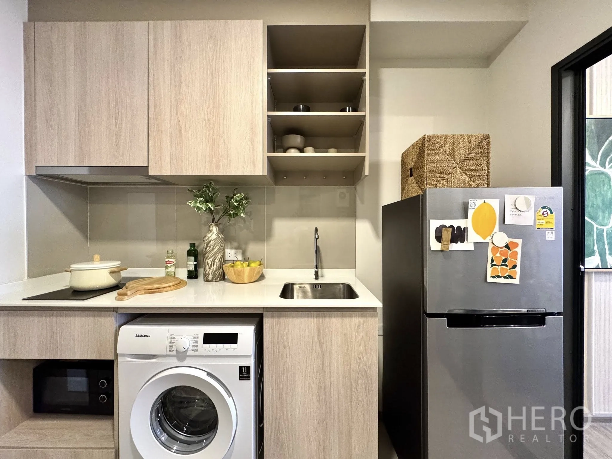 公寓 for rent in Watthana, Bangkok - 紧凑厨房设吊柜、开放格、洗衣机、微波炉与冰箱。