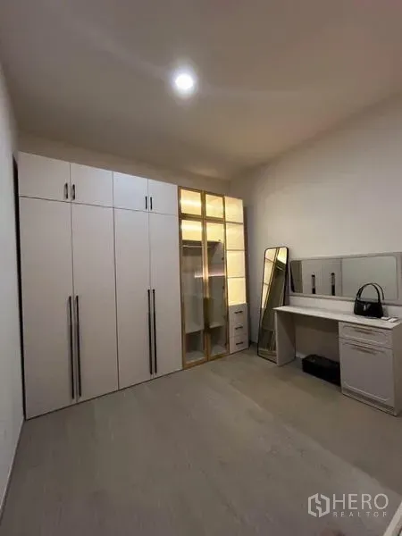 ทาวน์เฮาส์ ให้เช่า - ห้องแต่งตัวพร้อมตู้บิลท์อิน ตู้กระจก และโต๊ะเครื่องแป้ง