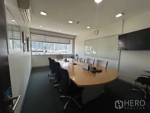สำนักงาน ให้เช่า - ห้องประชุมใหญ่ โต๊ะยาว ไวท์บอร์ด ทีวี และหน้าต่างวิวเมือง