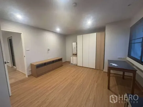 คอนโด ขาย - ห้องนอนสว่าง พื้นไม้ มีตู้เสื้อผ้าและโต๊ะทำงานขนาดกะทัดรัด