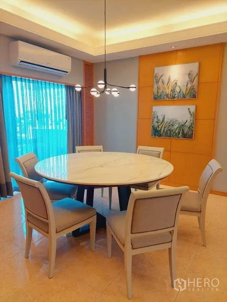 房间 出租 - 餐厅配大理石圆桌六椅，吊灯、空调与纱帘落地窗。