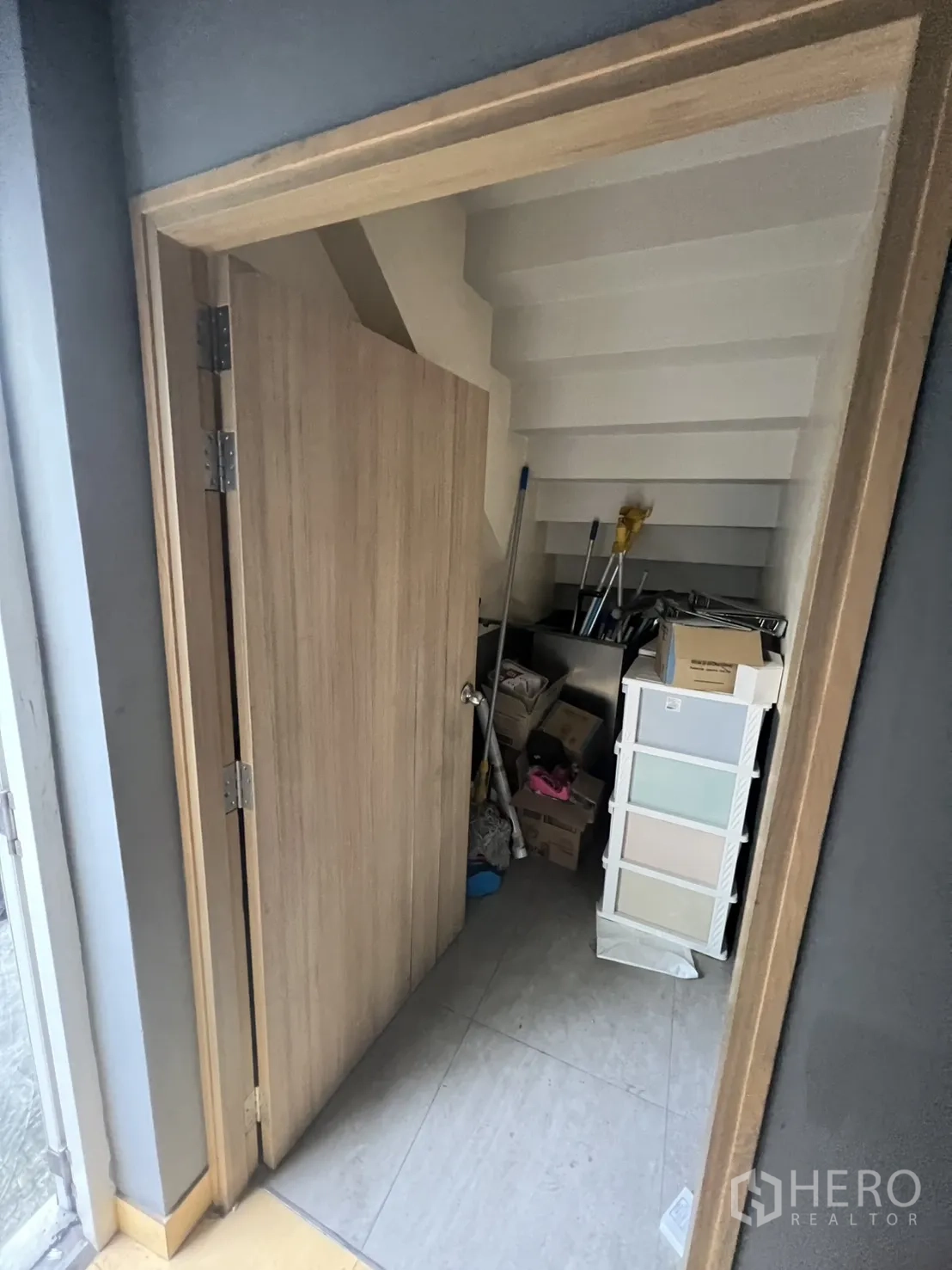 อาคารพาณิชย์ ให้เช่าในBang Rak, Bangkok - ห้องเก็บของใต้บันได ประตูไม้เปิดอยู่