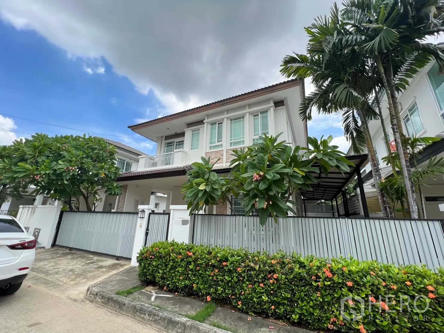 Detached House for rent in Bang Kapi, Bangkok - Two-storey modern detached house with gated fence and lush trees in Bang Kapi.
