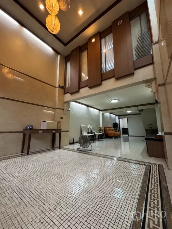 店屋 出租在Bang Rak, Bangkok - 挑高入门大厅，马赛克地面与吊灯及等候区。