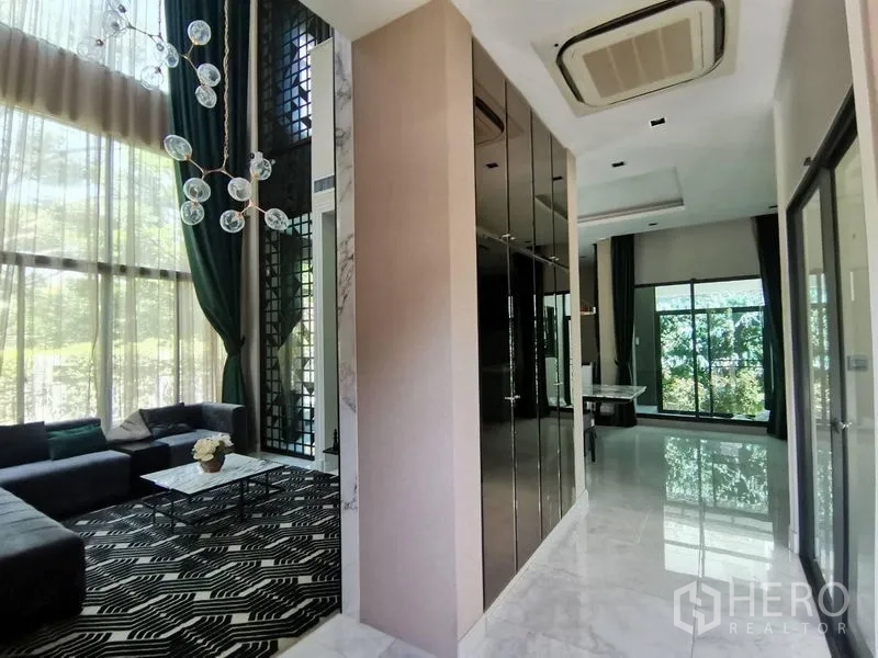 独立式住宅 出售 - 入口走廊，镜面橱柜与挑高客厅相连