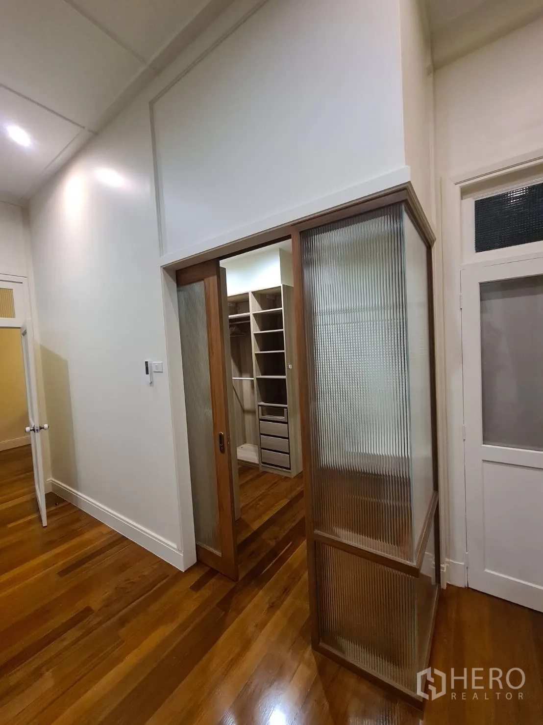 บ้าน ให้เช่าในKhlong Toei, Bangkok - โถงทางเดินพร้อมประตูกระจกบานเลื่อนเข้าสู่ห้องตู้เสื้อผ้าบิลต์อิน