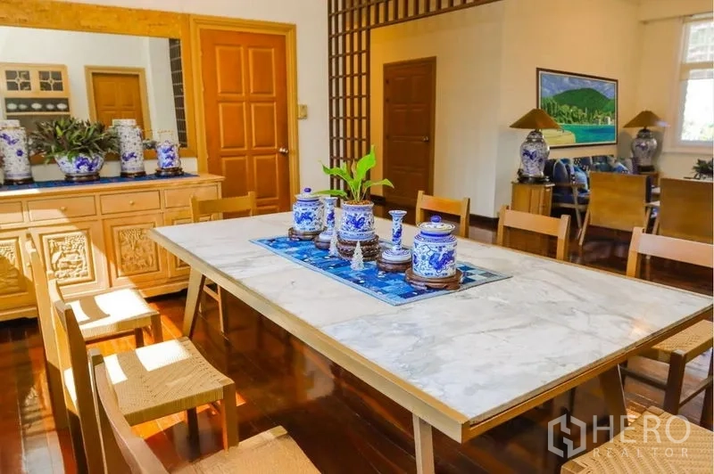 อพาร์ทเมนท์ ให้เช่าในPathum Wan, Bangkok - ห้องรับประทานอาหารแยกส่วน โต๊ะท็อปหินอ่อน เครื่องกระเบื้องลายคราม และตู้บัฟเฟต์ไม้