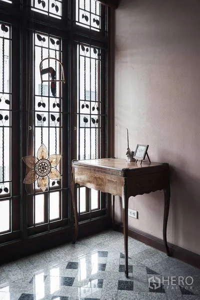 ทาวน์เฮาส์ ให้เช่าในKhlong Toei, Bangkok - มุมแสงธรรมชาติใกล้ประตูกระจกลายและโต๊ะเขียนหนังสือเล็ก