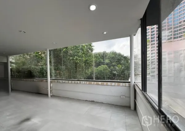 零售空间 出租在Khlong Toei, Bangkok - 明亮的楼上室内，落地玻璃俯瞰绿树景观