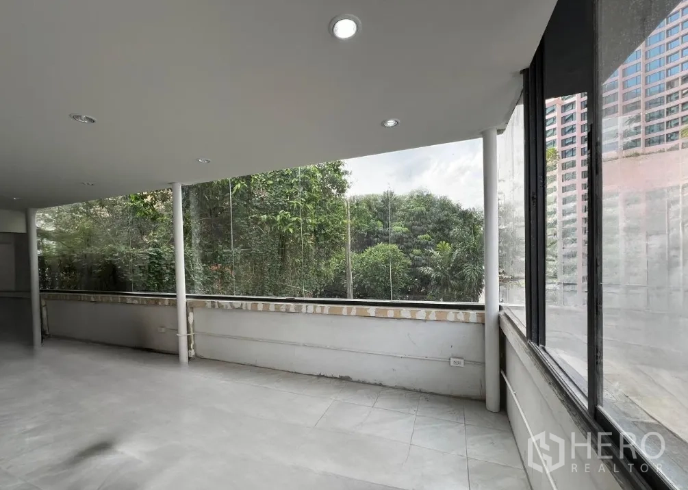 零售空间 出租在Khlong Toei, Bangkok - 明亮的楼上室内，落地玻璃俯瞰绿树景观