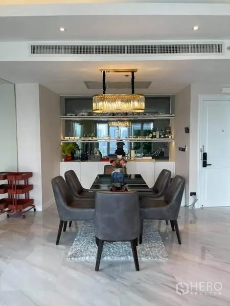 คอนโด ขายในPathum Wan, Bangkok - พื้นที่รับประทานอาหารเก้าอี้หนังหกที่นั่ง โคมระย้า และชั้นโชว์กระจก