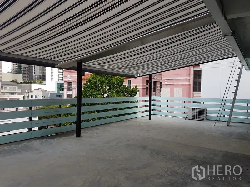 สำนักงานที่บ้าน ขายในKhlong Toei, Bangkok - ระเบียงดาดฟ้าพร้อมกันสาดลายทาง มุมมองเมือง