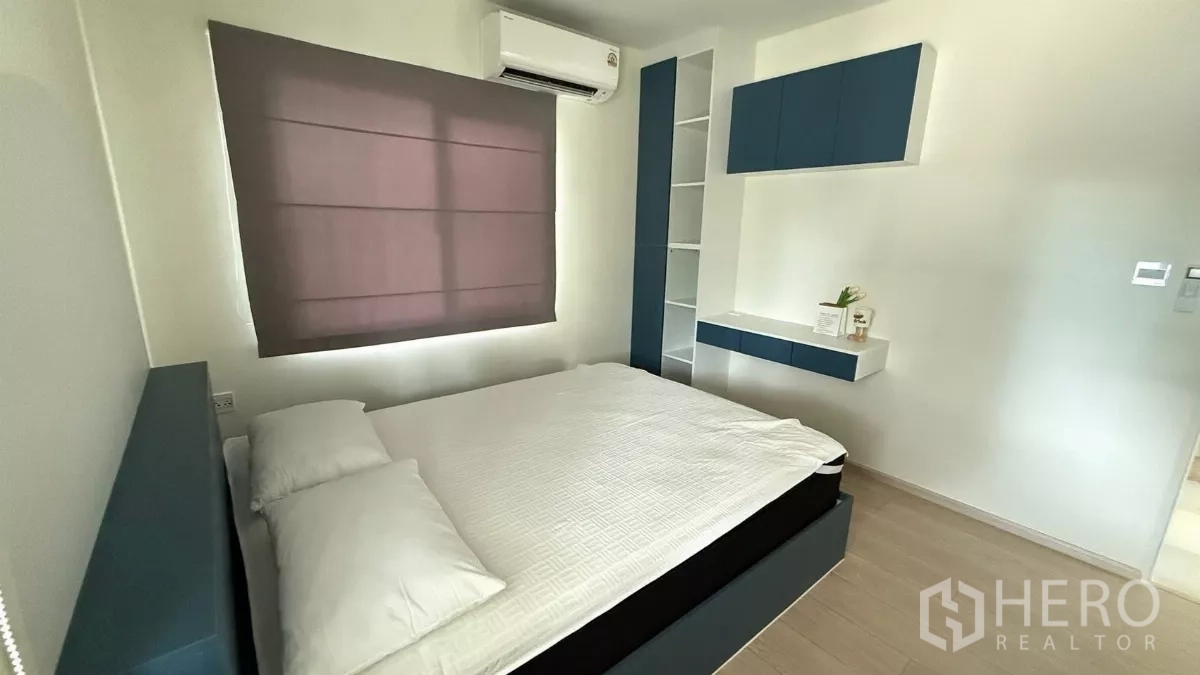 บ้าน ให้เช่าในBang Phli, Samut Prakan - ห้องนอนรองพร้อมบิลท์อินสีน้ำเงินขาว เตียง และเครื่องปรับอากาศ.