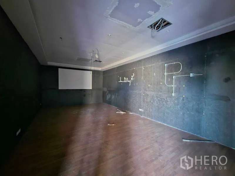 带办公室的家 出租在Prawet, Bangkok - 深色会议/放映室，带投影屏与外露线路。