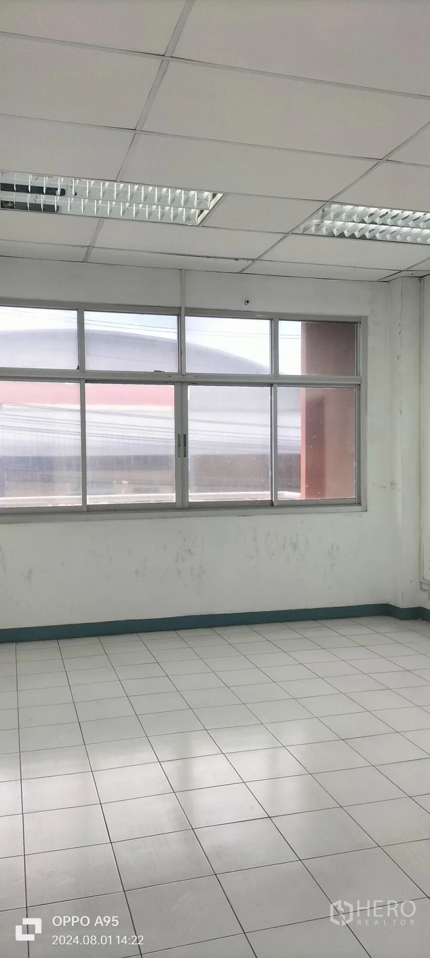 โรงงาน ให้เช่าในKhlong Luang, Pathum Thani - ห้องสำนักงานสว่าง พื้นกระเบื้อง หน้าต่างบานเลื่อนขนาดใหญ่