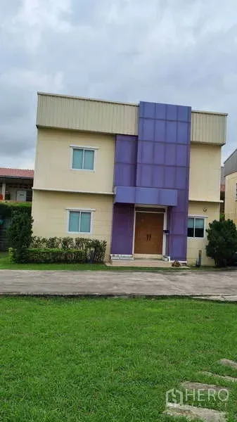 货栈 出售在Bang Phli, Samut Prakan - 两层办公楼立面带紫色玻璃，前方草坪，位于邦普里仓库园区