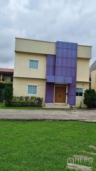 货栈 出售在Bang Phli, Samut Prakan - 两层办公楼立面带紫色玻璃，前方草坪，位于邦普里仓库园区