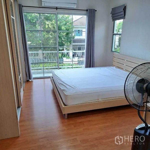 บ้าน ให้เช่าในPrawet, Bangkok - ห้องนอนมาสเตอร์พื้นไม้ มีระเบียง หน้าต่างบานใหญ่ และเครื่องปรับอากาศ