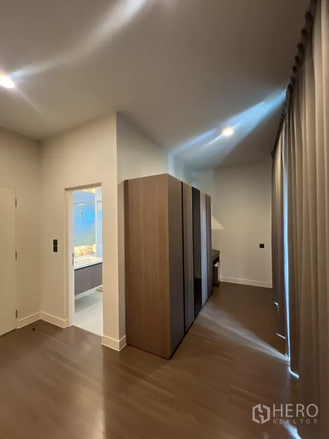 บ้าน ให้เช่าในBang Kapi, Bangkok - โถงวอล์คทรูคลอเซ็ต เชื่อมสู่ห้องน้ำ พร้อมตู้บิวท์อิน