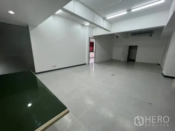 Office Space for rent in Mueang Samut Prakan, Samut Prakan - Open-plan office with white walls, polished grey floors, and bright strip lighting.