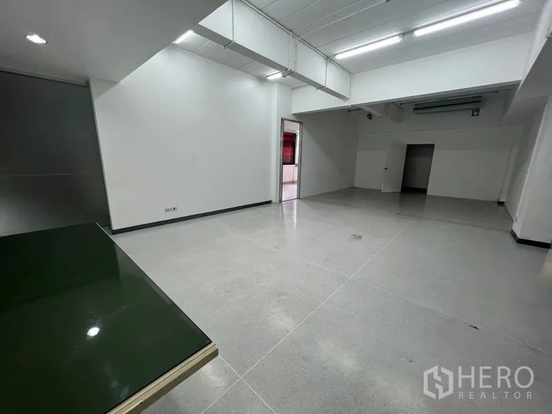 Office Space for rent in Mueang Samut Prakan, Samut Prakan - Open-plan office with white walls, polished grey floors, and bright strip lighting.
