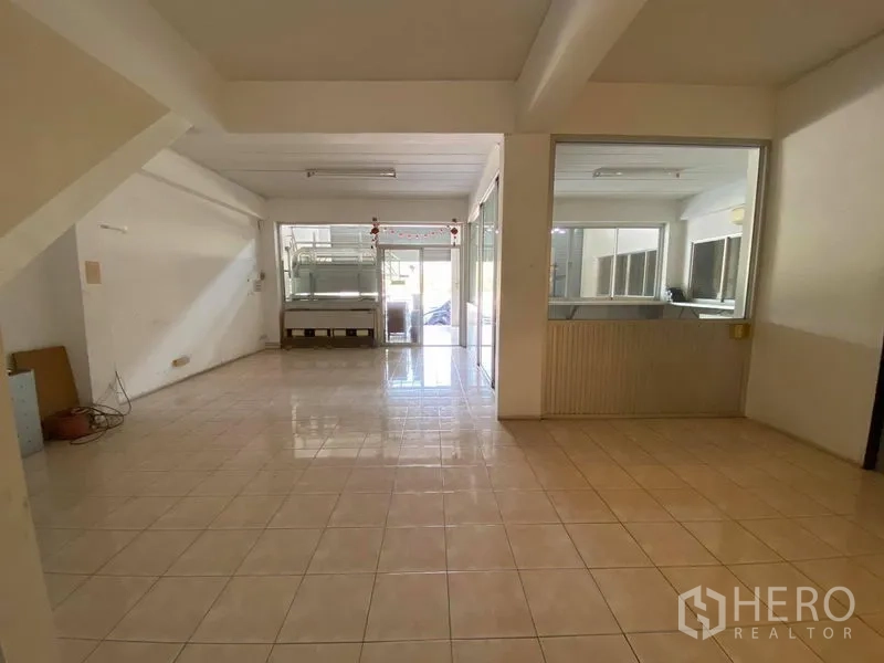 โรงงาน ขายในBang Phli, Samut Prakan - โซนต้อนรับหรือโชว์รูมชั้นล่าง พื้นกระเบื้อง พร้อมผนังกระจก