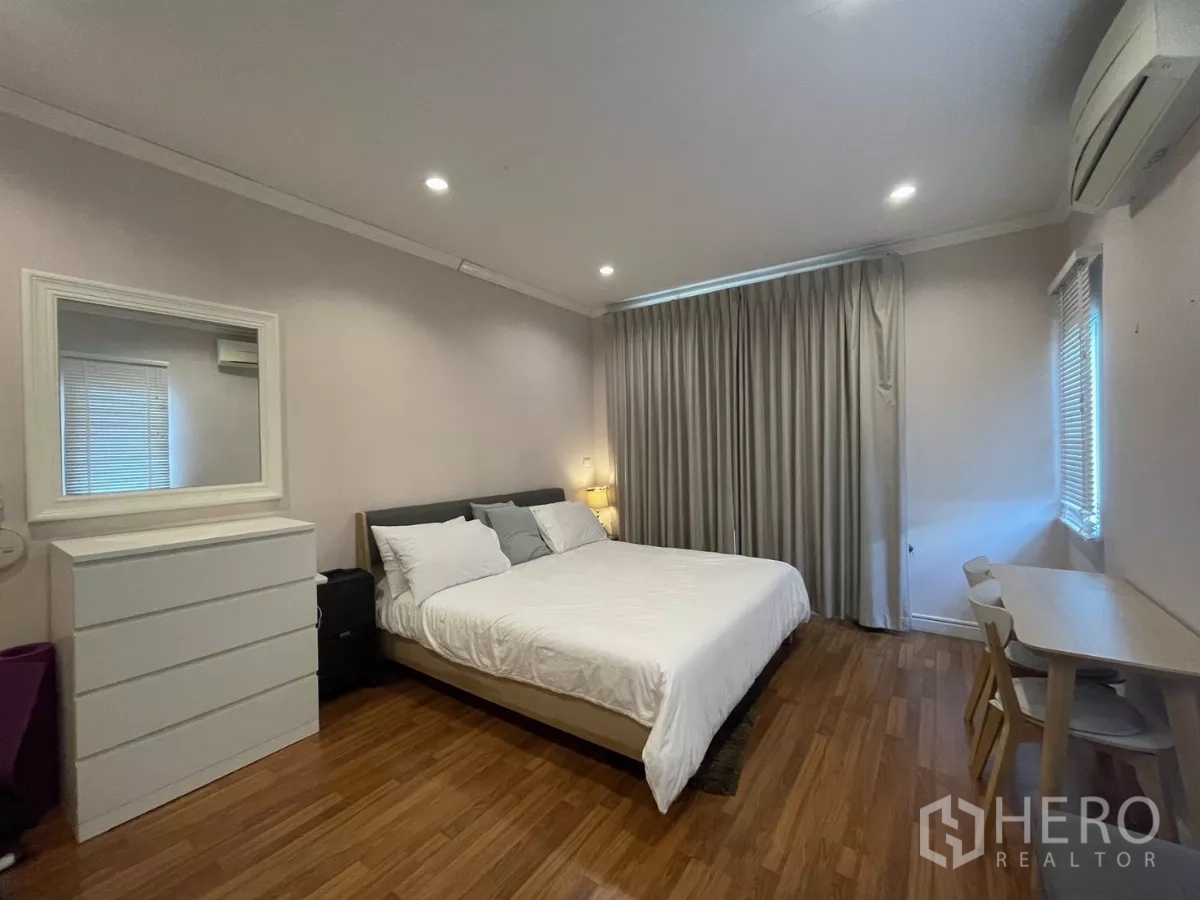 บ้าน ขายในMin Buri, Bangkok - ห้องนอนมาสเตอร์กว้าง มีตู้ลิ้นชัก ผ้าม่าน ไม้พื้น และเครื่องปรับอากาศ