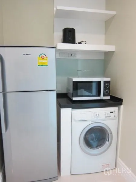 คอนโด ให้เช่าในKhlong Toei, Bangkok - มุมซักล้างพร้อมตู้เย็น ไมโครเวฟ และเครื่องซักผ้าฝาหน้า