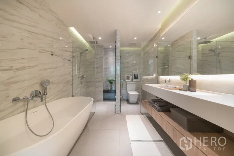 คอนโด ให้เช่าในWatthana, Bangkok - ห้องน้ำกว้างมีอ่างอาบน้ำแบบลอยตัว เรนชาวเวอร์ และเคาน์เตอร์ยาว