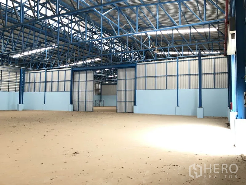 Warehouse for rent in Samut Prakan - Open storage bay with clear span floor, sliding partitions and ample headroom.