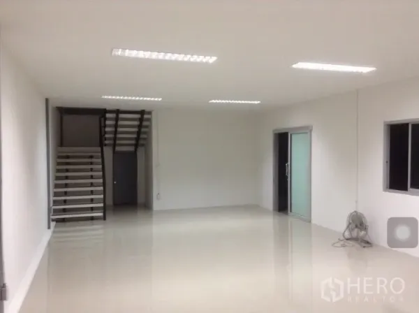 คลังสินค้า ให้เช่าในBang Kapi, Bangkok - พื้นที่ออฟฟิศภายในโกดังสว่าง พร้อมบันไดขึ้นชั้นลอยและพื้นเงาในบางกะปิ