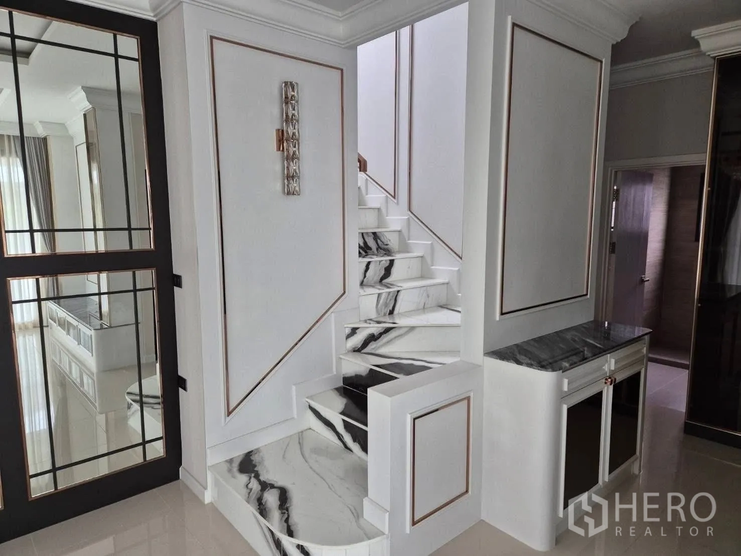 บ้าน ขายในBang Kruai, Nonthaburi - โถงทางเข้าชั้นล่าง ประตูกระจกเงา และบันไดหินอ่อนพร้อมตู้ตกแต่ง