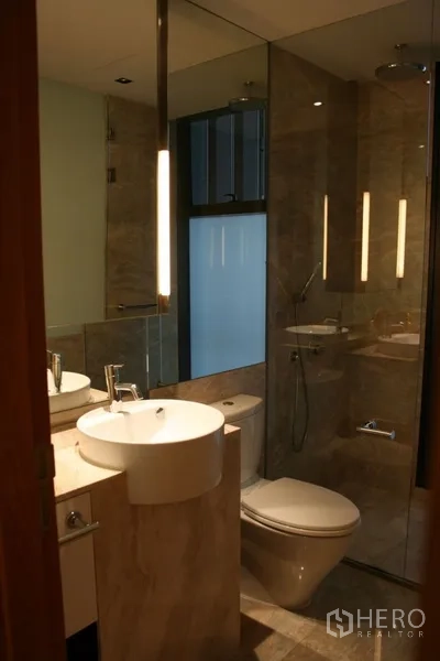 คอนโด ให้เช่าในSathon, Bangkok - ห้องน้ำร่วมสมัย ตู้อาบน้ำกระจก อ่างล้างหน้าทรงกลม และกระจกไฟในตัว