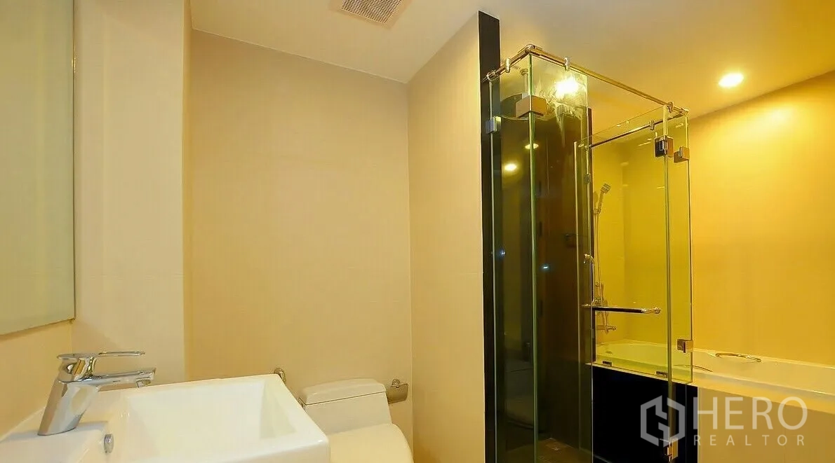 คอนโด ขายในKhlong Toei, Bangkok - ห้องน้ำสมัยใหม่ ฝักบัวกระจกกั้น อ่างล้างหน้า และโถสุขภัณฑ์