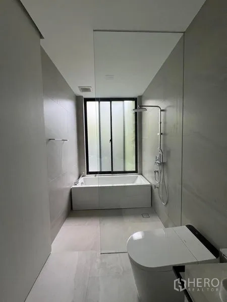 Detached House for rent in Saphan Sung, Bangkok - Bathroom with bathtub, separate shower, frosted window and modern fixtures.