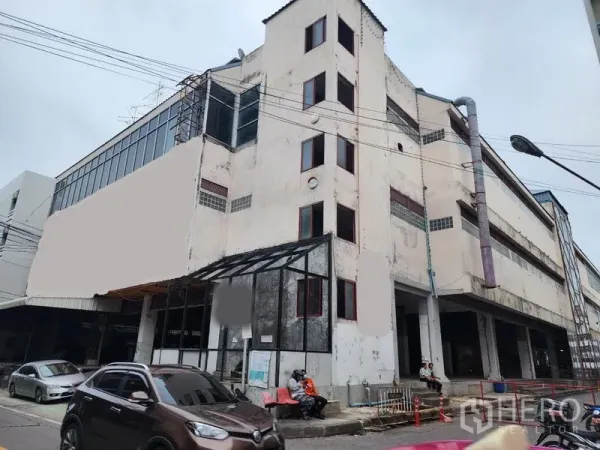 零售空间 出租在Bang Phlat, Bangkok - 多层零售建筑外观，转角临街，玻璃入口与街道直达。